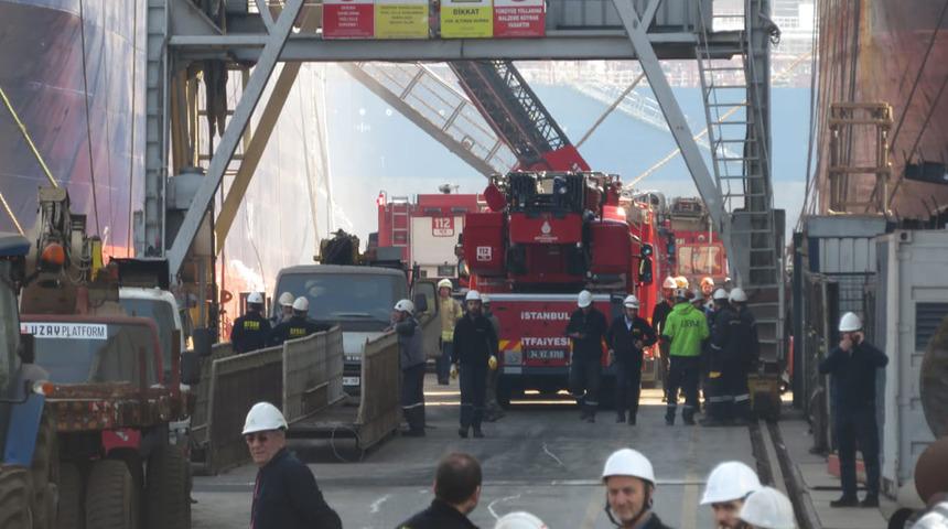 Tuzla'da tersanede gemi yangını! Çok sayıda ekip sevk edildi