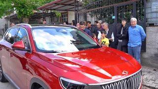 Togg teslimatında dikkat çeken görüntü! Kapıya kadar TIR’larla götürüldü: Geçtiği her sokakta heyecan yarattı