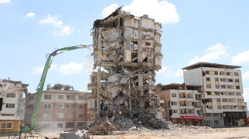 Hatay'da bina yıkım ve enkaz kaldırma çalışmaları sürüyor