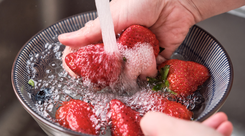Çilekleri bugüne kadar yanlış yıkamışız! İçinden çıkanlara inanamayacaksınız
