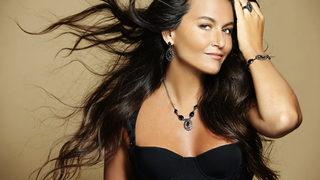 Eda Taşpınar yeni yaşını kutladı! Derin sırt ve kalça dekolteli elbisesi olay oldu