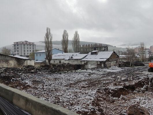 Mayıs ayının ilk günü kar yağdı! Her yer beyaz örtüyle kaplandı