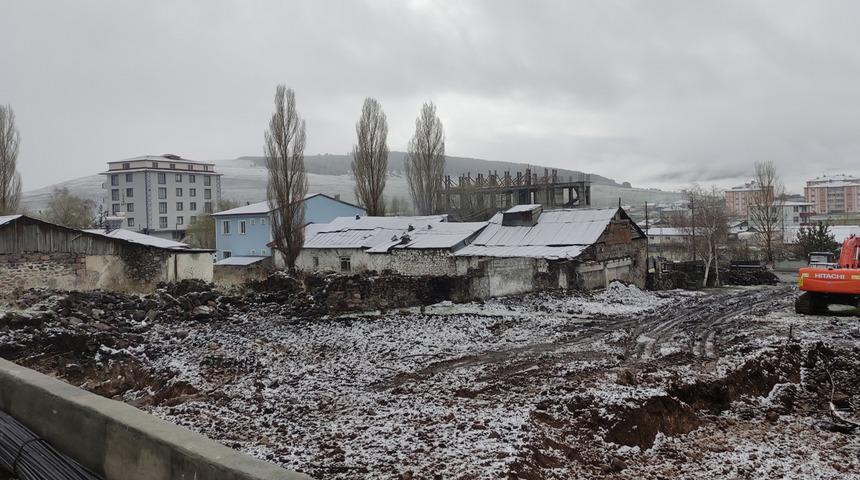 Mayıs ayının ilk günü kar yağdı! Her yer beyaz örtüyle kaplandı