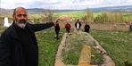 Mezarından kalktı abdest alıp namaz kıldı