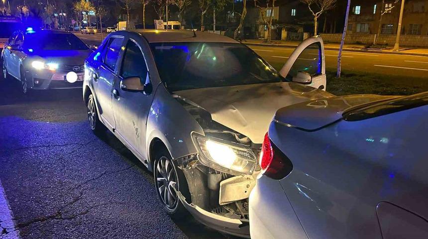 Polisin 'dur' ihtarına uymayıp kaza yaptı! Ehliyetsiz sürücü yakayı ele verdi