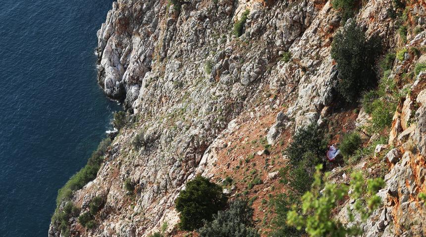 Alanya'da kayalıklara düşen yamaç paraşütü pilotu yaralandı