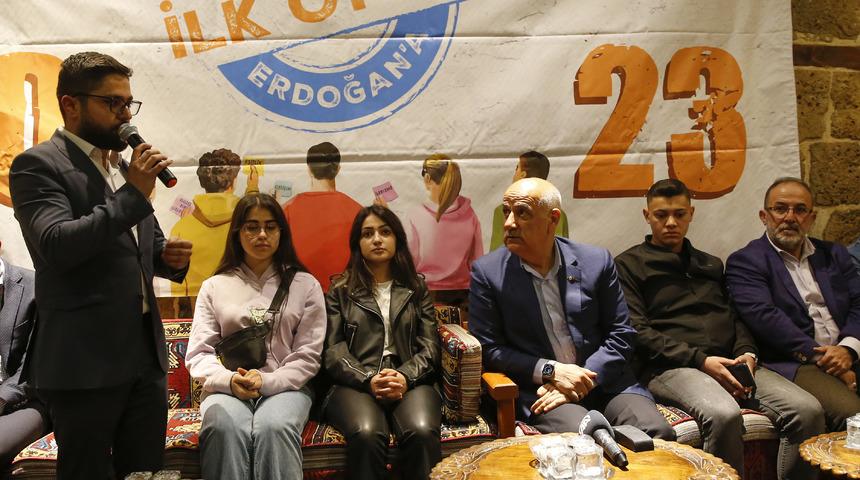 Tarım ve Orman Bakanı Vahit Kirişci, Kahramanmaraş'ta gençlerle bir araya geldi: