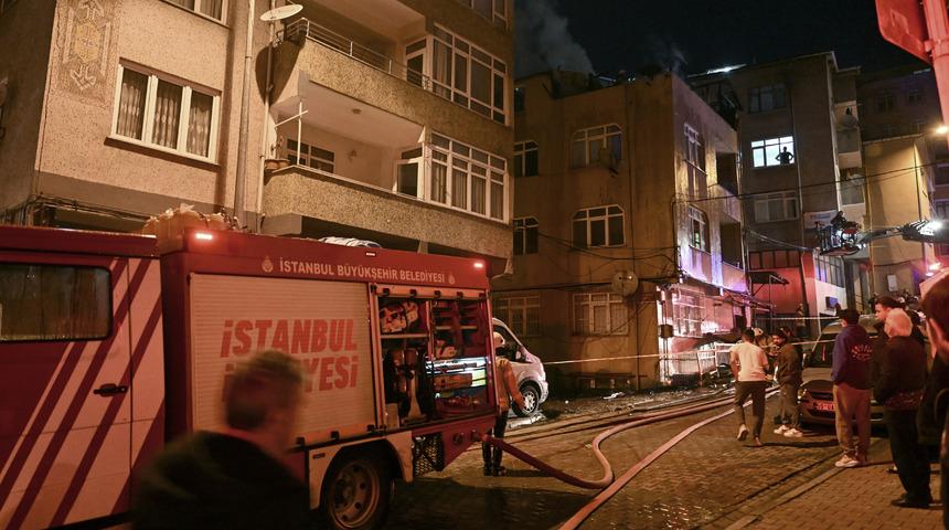 Kağıthane'de çatı katında çıkan yangın söndürüldü