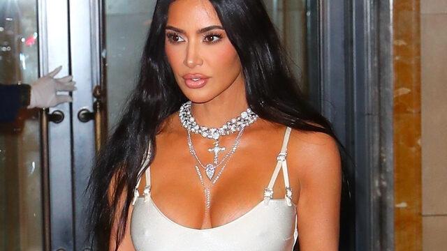 Kim Kardashian Met Gala'ya öyle bir geldi ki... Göğüslerini bakın nasıl kapadı