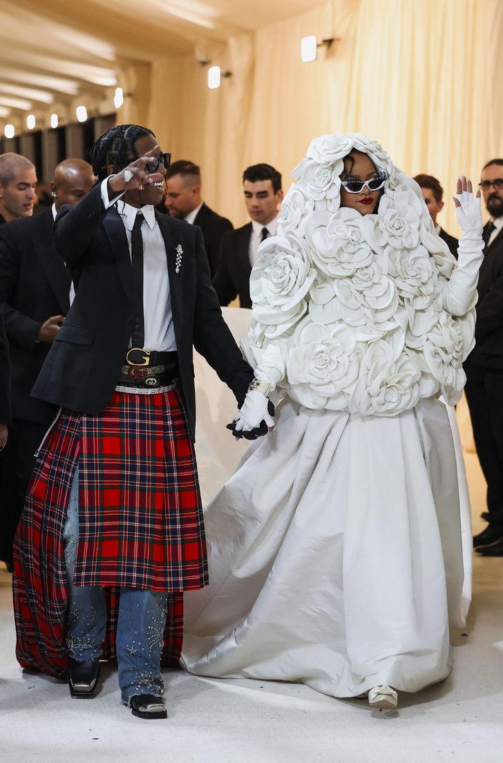 Met Gala yine olay... Rihanna'dan Rita Ora'ya geceye damga vuran ünlüler G5