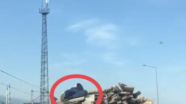 Bursa’da şoke eden anlar! Odunların üstüne uzanarak yolculuk yapan kişi canını hiçe saydı