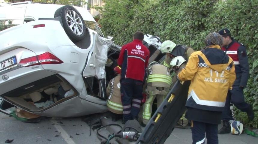 Sancaktepe’de feci kaza! Servis minibüsü ile otomobil çarpıştı: 2 ölü