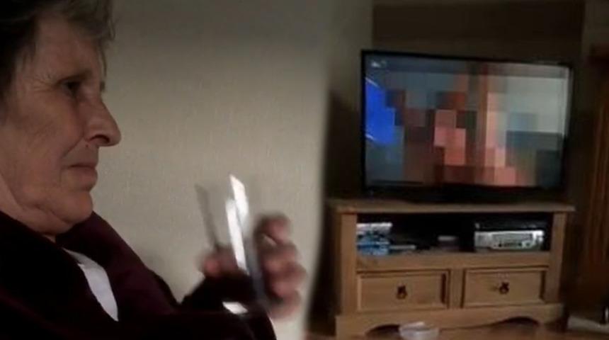 Büyükannesinin yanında +18 görüntüler açtı! Yaşlı kadının tepkisi sosyal medyada çok konuşuldu