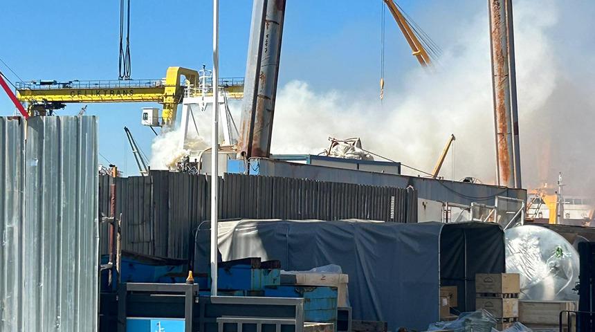 Gemide yangın &ccedil;ıktı, ekipler olay yerinde! Tuzla'da tersanede korkutan anlar