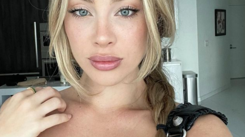 Sosyal medya fenomeni Daisy Keech ayna karşısında verdiği pozla Instagram’ı alev alev yaktı