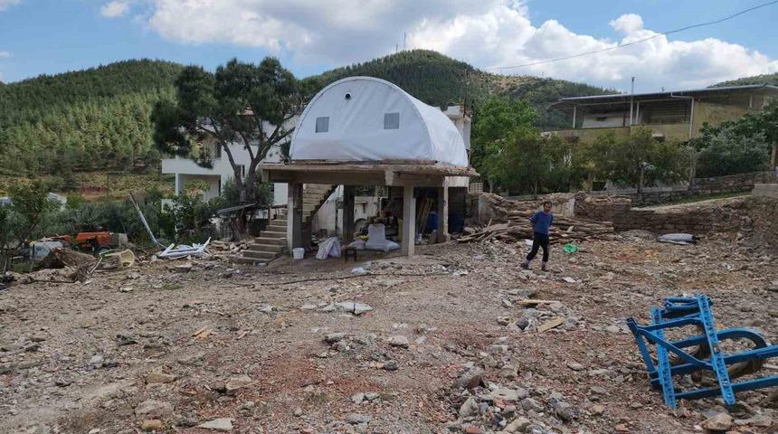 Yılandan korkup çadırını yapının üstüne kurdu