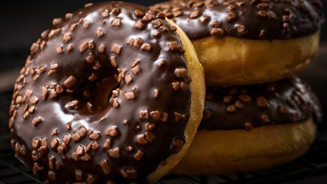 Pofuduk çikolatalı donut tarifi! Tam kıvamında donut nasıl yapılır?