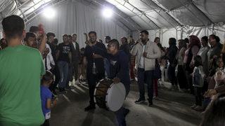 Hatay'da depremzede genç çadır kentten askere uğurlandı