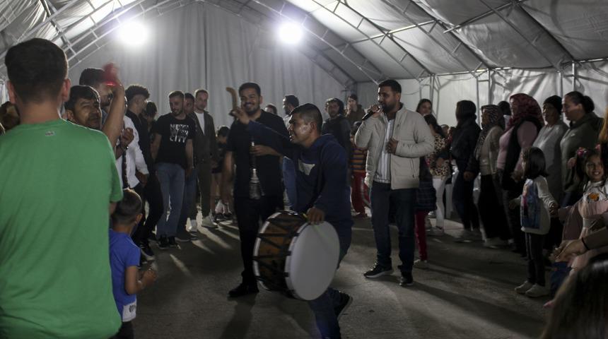 Hatay'da depremzede genç çadır kentten askere uğurlandı