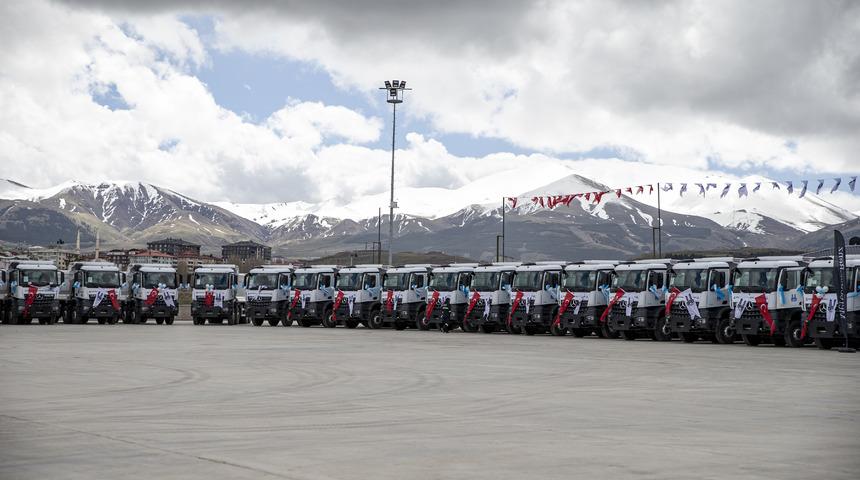 Erzurum Büyükşehir Belediyesi filosuna kattığı yaklaşık 750 milyon liralık 115 aracı tanıttı