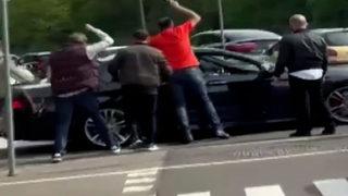 Fransa'da Türk seçmenlere çekiçle saldırdılar! Cumhurbaşkanı Erdoğan'ın seçim şarkısı 'Dombra' çalarken...