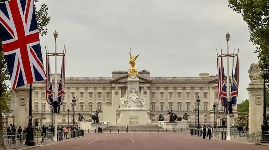 Buckingham Sarayı önünde silahlı olduğu şüphesiyle bir kişi gözaltına alındı!