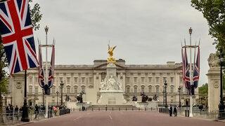 Buckingham Sarayı önünde silahlı olduğu şüphesiyle bir kişi gözaltına alındı!