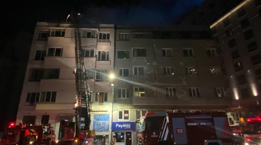 Beyoğlu’nda 5 katlı metruk binanın çatısı alev alev yandı