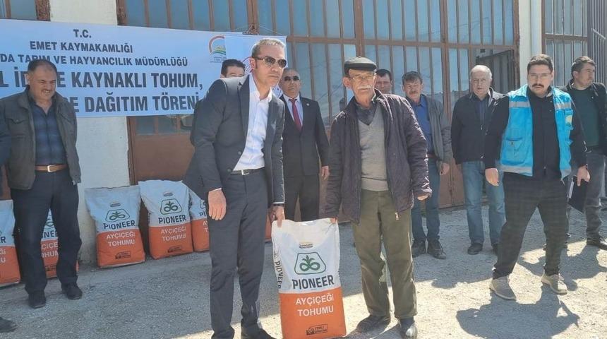 Emet’te çiftçilere nohut ve yağlık ayçiçeği tohumu dağıtıldı