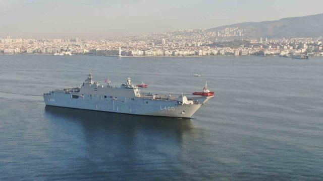 Dünyanın ilk silahlı insansız hava aracı İzmir’de, TCG Anadolu İzmir limanında havadan görüntülendi