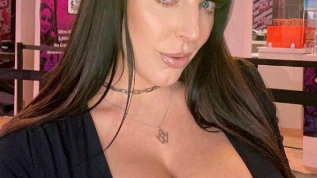 Yetişkin film yıldızı Angela White sosyal medyada yine çok cesur! Göğüslerine bikinisi dar geldi