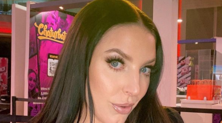 Yetişkin film yıldızı Angela White sosyal medyada yine çok cesur! Göğüslerine bikinisi dar geldi