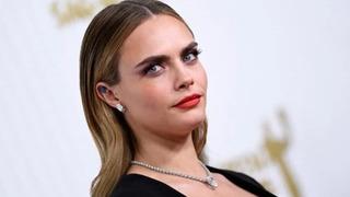 Cara Delevingne sütyensiz tarzıyla olay! Elbisesinin önünü sonuna kadar açtı