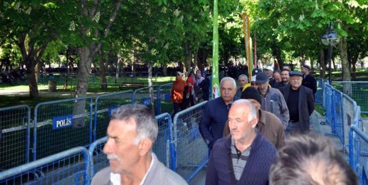 Kuyruğun sonu görünmüyor... Kayseri'de dikkat çeken kareler: "Televizyondan duydum geldim" G5