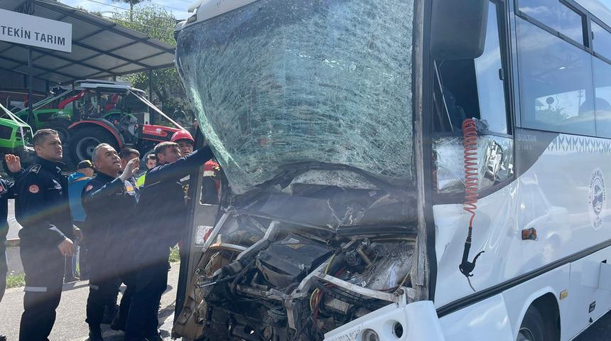 Muğla'da feci kaza! Midibüs kamyona çarptı... 4'ü ağır 34 yaralı