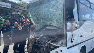 Muğla'da feci kaza! Midibüs kamyona çarptı... 4'ü ağır 34 yaralı