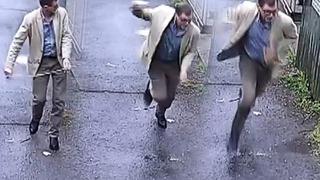 Aniden çöp konteynerinden çıktı, okul müdürü neye uğradığını şaşırdı! Panikle koşarak uzaklaştı