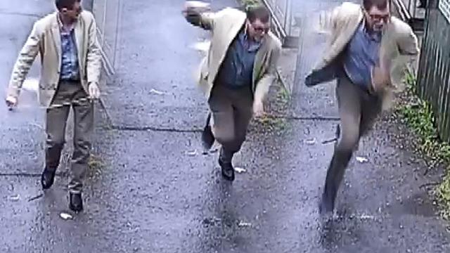 Aniden çöp konteynerinden çıktı, okul müdürü neye uğradığını şaşırdı! Panikle koşarak uzaklaştı