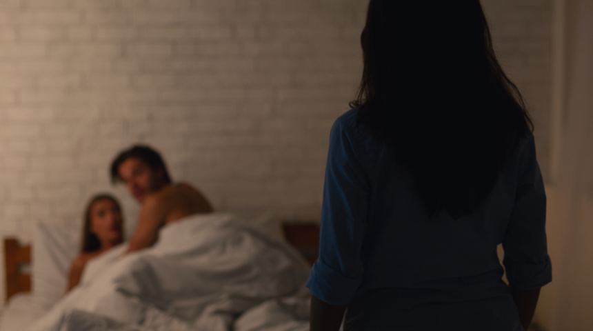 Kocasının kendisini aldattığını papağandan öğrendi! Hizmetçiyle olan ilişkisini kuşu anlatınca şoke oldu