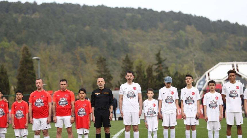Bakan Kurum, depremzede çocuklarla maç yaptı; dostluk kazandı