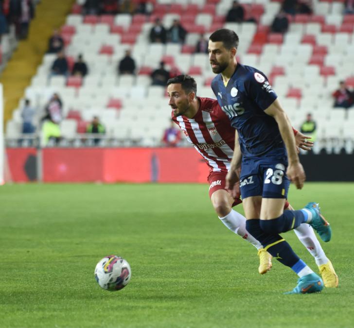 Sivasspor beraberliği sonrası Fenerbahçe'nin yıldızı İrfan Can Kahveci'ye olay sözler! "Sahada özür dile" G5