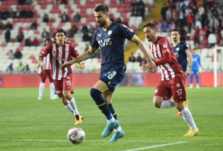 Sivasspor beraberliği sonrası Fenerbahçe'nin yıldızı İrfan Can Kahveci'ye olay sözler! "Sahada özür dile" G4