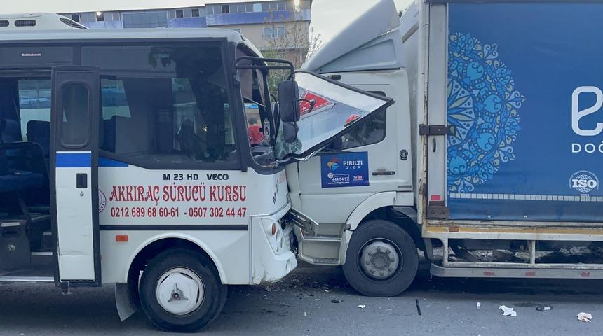 Esenyurt'ta park halindeki kamyona çarpan midibüsteki 4 kişi yaralandı