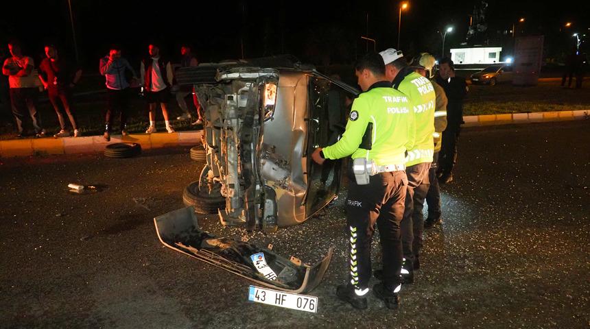 Balıkesir'de aydınlatma direğine çarparak devrilen minibüsteki 3 kişi yaralandı