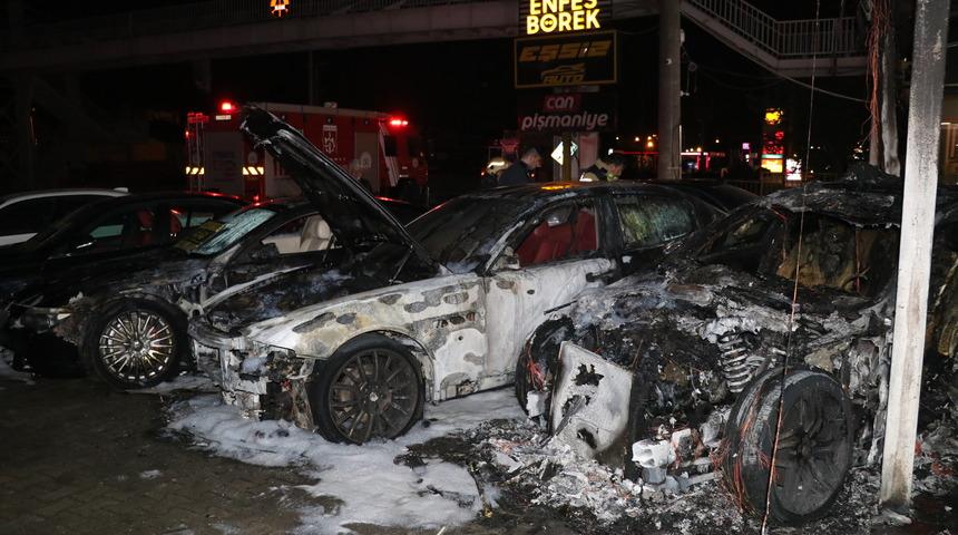 Kocaeli'de oto galeride çıkan yangında 4 otomobil zarar gördü