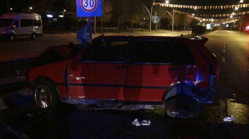 Hafif ticari araç ile otomobil çarpıştı: 2’si ağır 3 yaralı