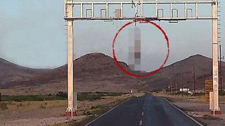 Meksika’da korkunç olay! Yol kenarında cinsel organı kesilerek ayaklarından asılan bir ceset bulundu... Yanındaki not dikkat çekti