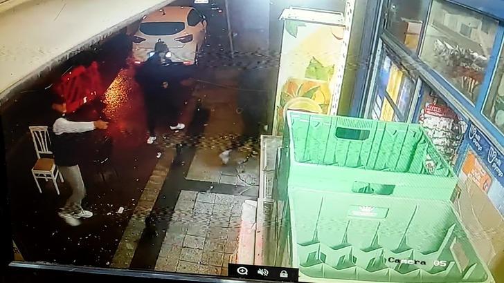 Beyoğlu'nda büfeye silahlı saldırı! Dehşet anları kamerada