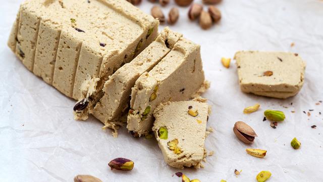 Tahin helvası faydaları nelerdir, aç karnına tahin yemek mideye iyi gelir mi? Tahin helvası mideyi onarır mı?	