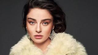 Ayça Ayşin Turan'dan yatak pozu! Sütyensiz pozuna beğeni yağdı